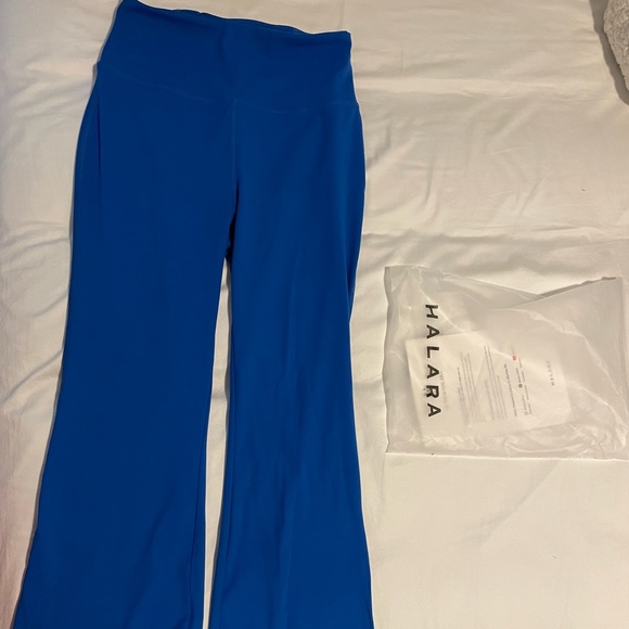 Small high wasted flare bottom HALARA leggings - Picture 2 of 3